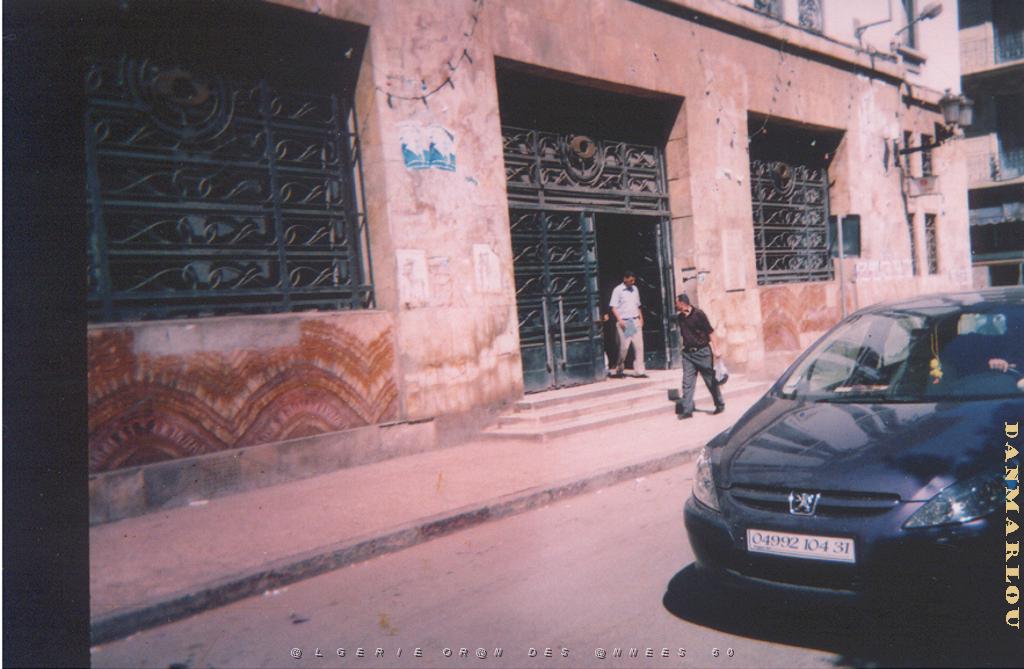 VOYAGE DU 09 2005 021 ORAN BATIMENT INCONNUE.JPG